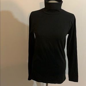 🌵Black women’s turtle neck shirt